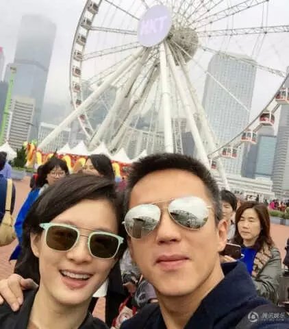 2015年4月23日，鄧超孫儷夫婦游香港，自拍照背景里的長龍就是該作品